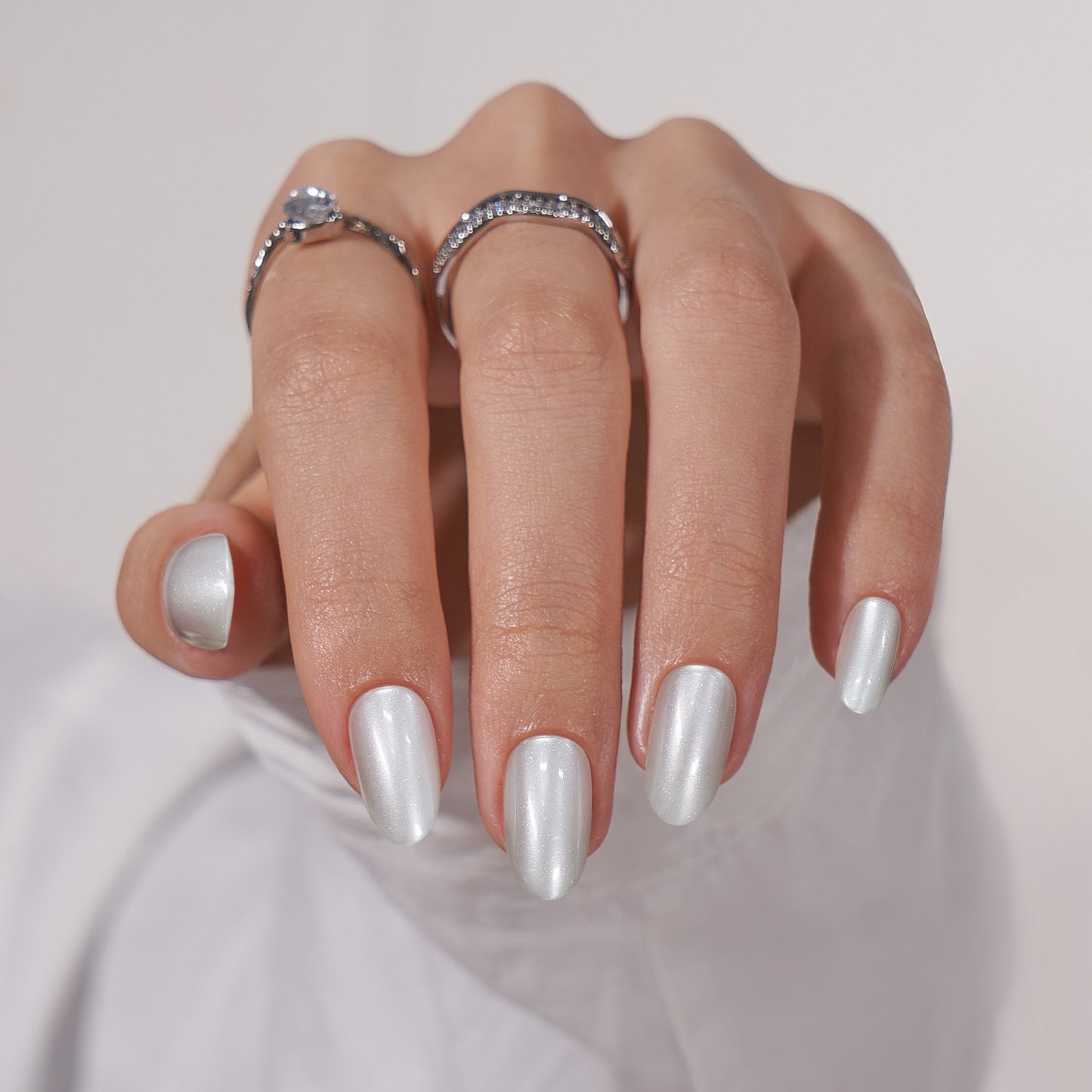 White Shimmer Round